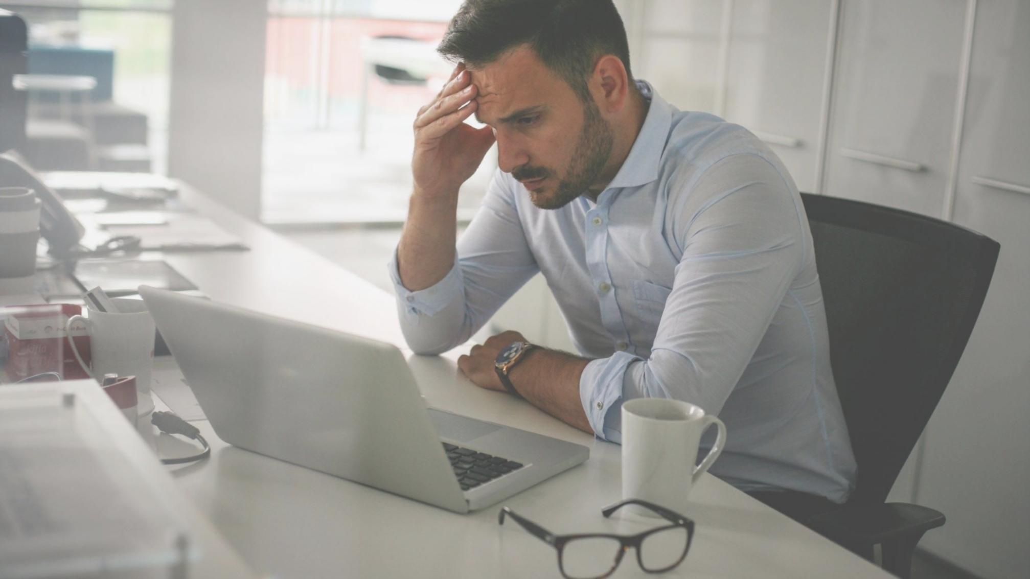 Estudiantes colaborando en entorno educativo digital