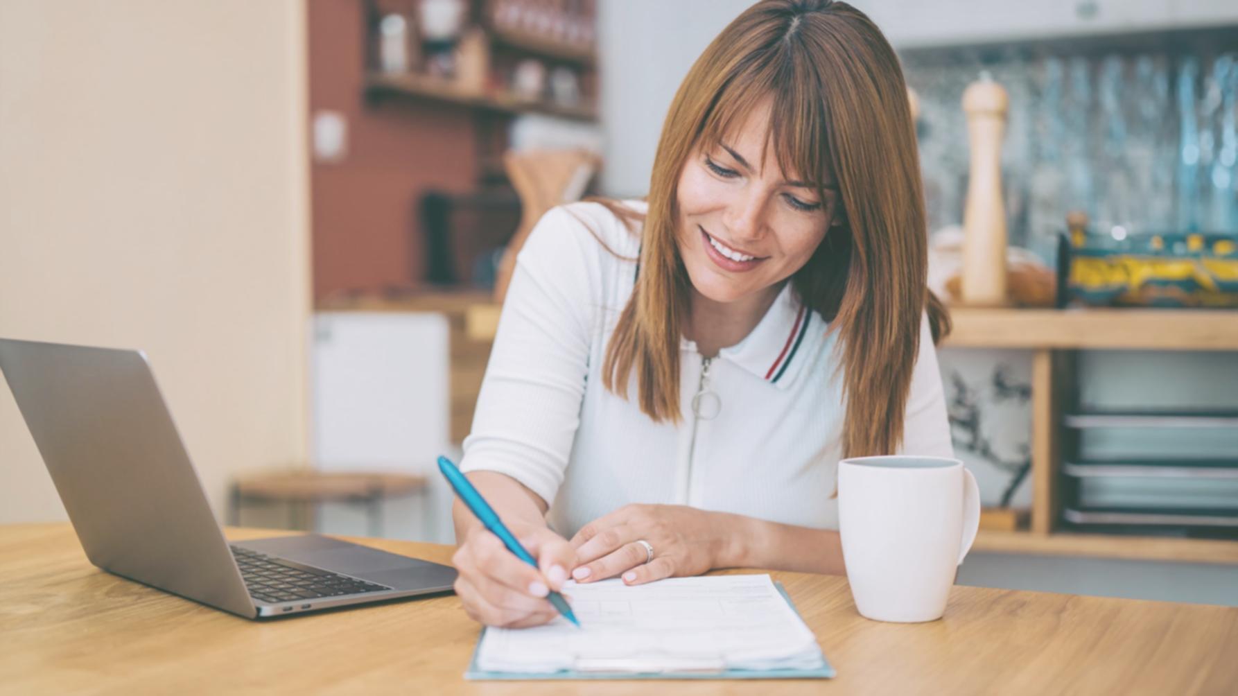 Estudiante trabajando en sesión en línea con laptop