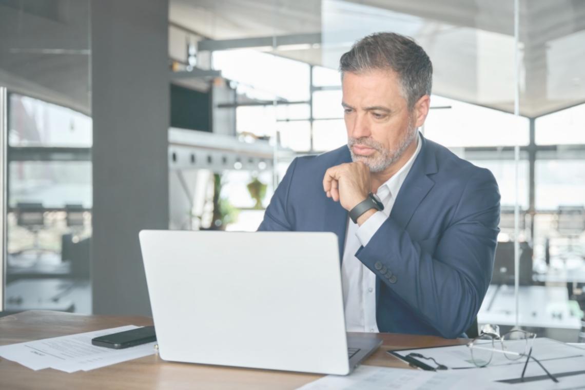 Equipo de estudiantes en sesión virtual colaborativa