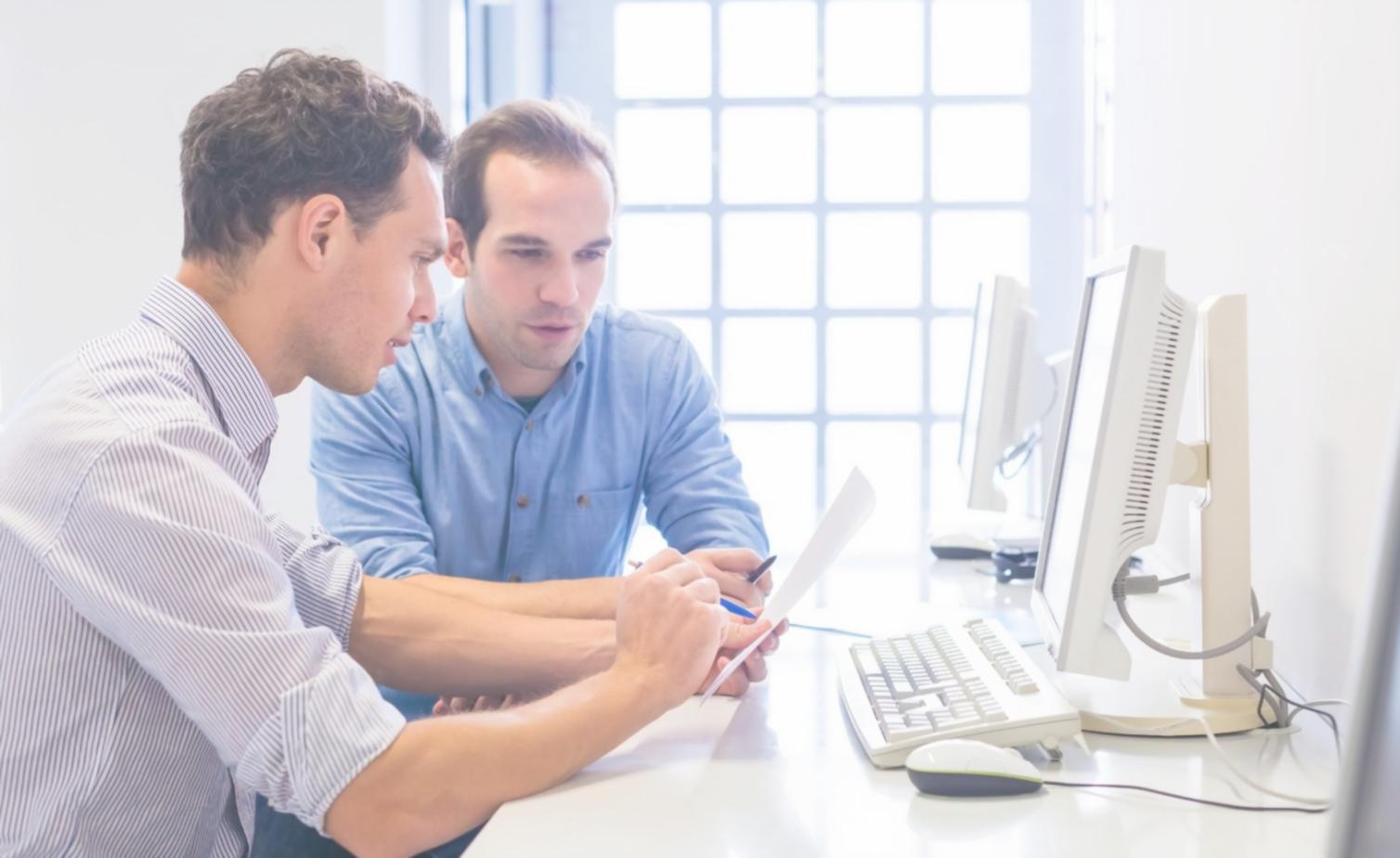 Configuración de espacio de estudio en casa con tecnología básica