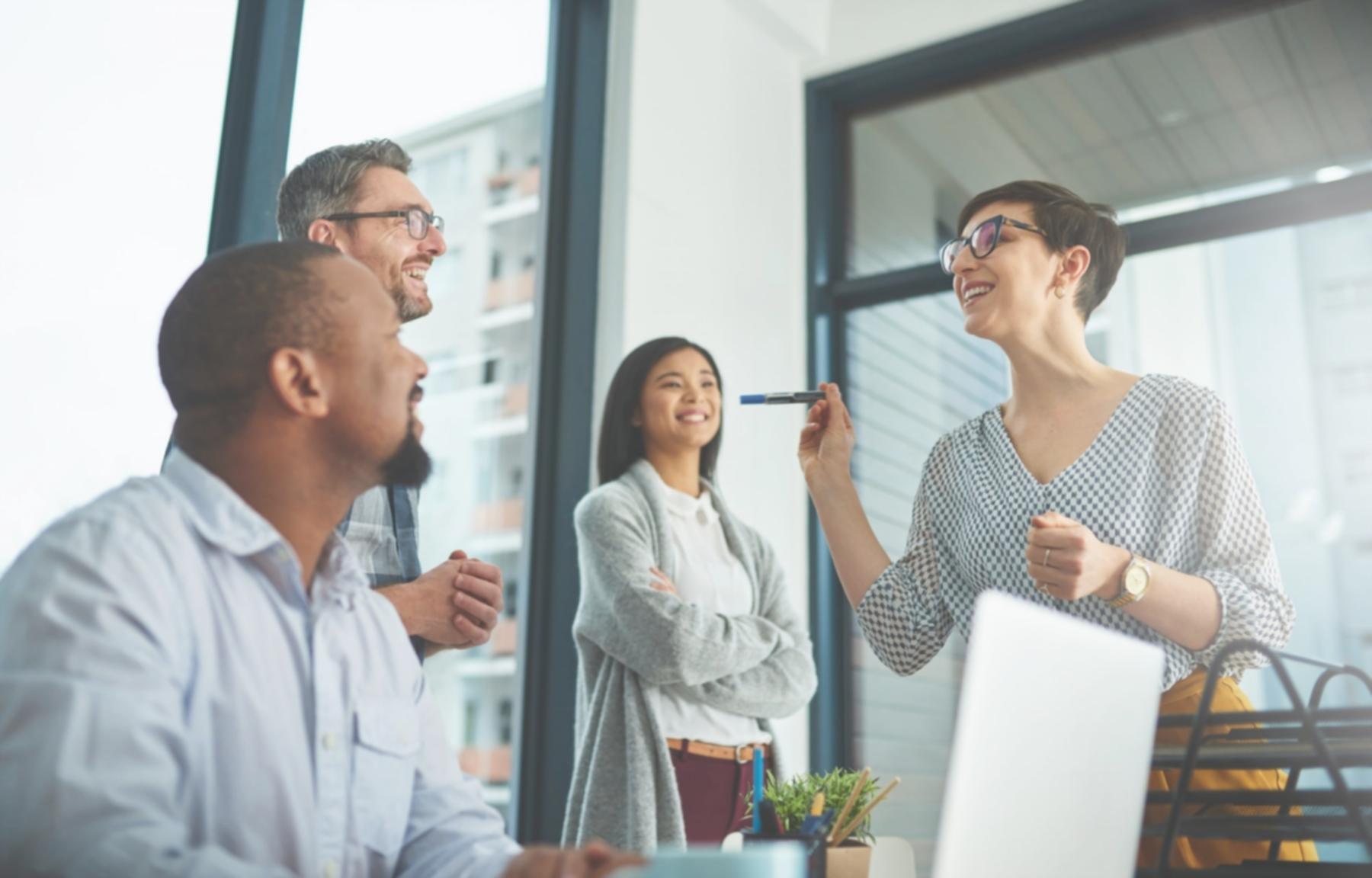 Estudiante recibiendo orientación personalizada durante sesión de aprendizaje
